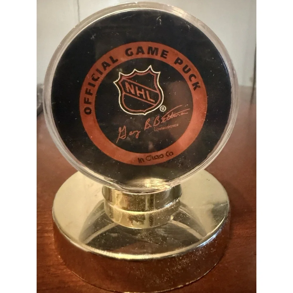 Vtg Colorado Avalanche Signed Hockey Puck Display Stand NHL Collectible